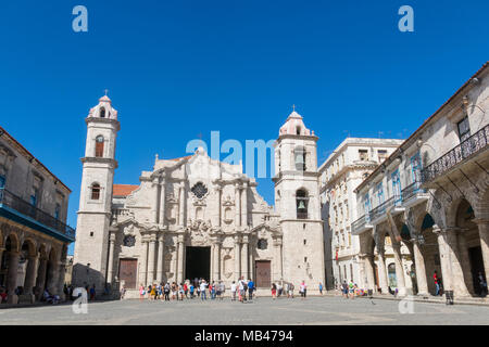 Havanna, Kuba - Januar 16, 2017: Plaza de la Catedral (Englisch: Cathedral Square) ist eine der fünf wichtigsten Plätze in der Altstadt von Havanna und die Website der Ca Stockfoto