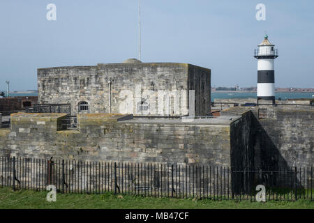 England, Hampshire, Portsmouth, Southsea Castle, Leuchtturm und Stadtmauer Stockfoto