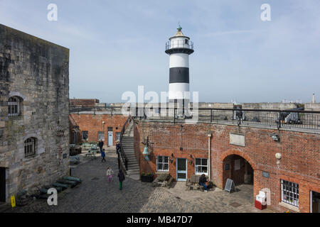 England, Hampshire, Portsmouth, Southsea Castle, Leuchtturm und Stadtmauer Stockfoto