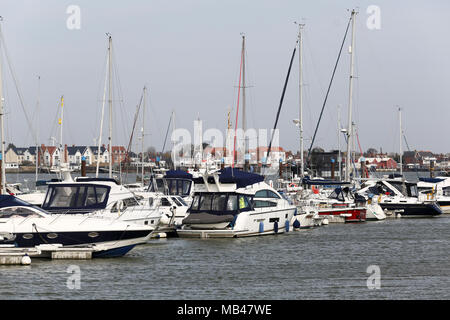 Wallasea Island Marina. 6. April 2018. UK Wetter: ein warmer Frühling Tag an Wallasea Island Marina. Die Stadt von Burnham on Crouch in der Ferne. Credit: Penelope Barritt/Alamy leben Nachrichten Stockfoto