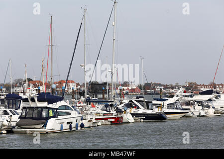 Wallasea Island Marina. 6. April 2018. UK Wetter: ein warmer Frühling Tag an Wallasea Island Marina. Die Stadt von Burnham on Crouch in der Ferne. Credit: Penelope Barritt/Alamy leben Nachrichten Stockfoto