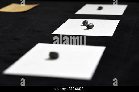 06 April 2018, Deutschland, Berlin: Geschosse von Rudi Dutschke der Ermordung sind in der Polizei ausgestellt - Geschichte Sammlung in Berlin. Die Ausstellung "Drei Kugeln auf Rudi Dutschke" über die Ermordung des Studenten Leader vor 50 Jahren für öffentliche am 9. April 2018 offen bis zum 20. Juli 2018. Foto: Britta Pedersen/dpa-Zentralbild/dpa Stockfoto