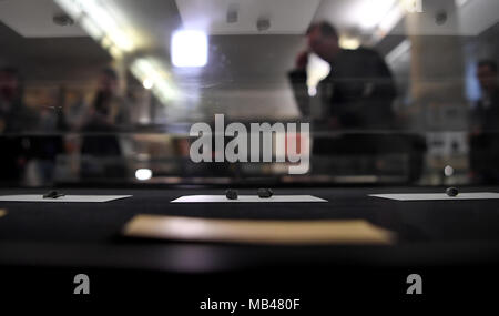 06 April 2018, Deutschland, Berlin: Geschosse von Rudi Dutschke der Ermordung sind in der Polizei ausgestellt - Geschichte Sammlung in Berlin. Die Ausstellung "Drei Kugeln auf Rudi Dutschke" über die Ermordung des Studenten Leader vor 50 Jahren für öffentliche am 9. April 2018 offen bis zum 20. Juli 2018. Foto: Britta Pedersen/dpa-Zentralbild/dpa Stockfoto