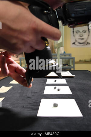 06 April 2018, Deutschland, Berlin: Geschosse von Rudi Dutschke der Ermordung sind in der Polizei ausgestellt - Geschichte Sammlung in Berlin. Die Ausstellung "Drei Kugeln auf Rudi Dutschke" über die Ermordung des Studenten Leader vor 50 Jahren für öffentliche am 9. April 2018 offen bis zum 20. Juli 2018. Foto: Britta Pedersen/dpa-Zentralbild/dpa Stockfoto