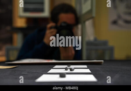 06 April 2018, Deutschland, Berlin: Geschosse von Rudi Dutschke der Ermordung sind in der Polizei ausgestellt - Geschichte Sammlung in Berlin. Die Ausstellung "Drei Kugeln auf Rudi Dutschke" über die Ermordung des Studenten Leader vor 50 Jahren für öffentliche am 9. April 2018 offen bis zum 20. Juli 2018. Foto: Britta Pedersen/dpa-Zentralbild/dpa Stockfoto