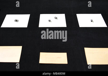 06 April 2018, Deutschland, Berlin: Geschosse von Rudi Dutschke der Ermordung sind in der Polizei ausgestellt - Geschichte Sammlung in Berlin. Die Ausstellung "Drei Kugeln auf Rudi Dutschke" über die Ermordung des Studenten Leader vor 50 Jahren für öffentliche am 9. April 2018 offen bis zum 20. Juli 2018. Foto: Britta Pedersen/dpa-Zentralbild/dpa Stockfoto