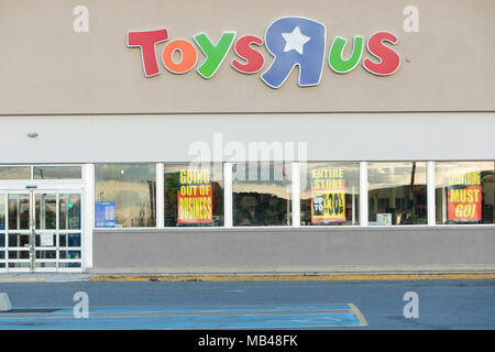 Frederick, Maryland, USA. 5 Apr, 2018. Ein logo Zeichen außerhalb von Toys 'R' Us Store in Hagerstown, Maryland mit "Out of Business"-Schilder am 5. April 2018. Der spielwarenhändler, der unter einer schweren Schuldenlast gekämpft hat, verkündete seinen Bankrott und Planung aller seiner Märkte im März zu liquidieren. Credit: Kristoffer Tripplaar/Alamy leben Nachrichten Stockfoto