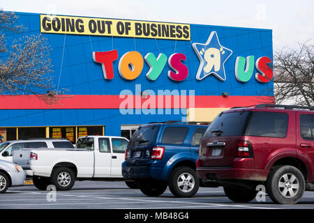 Frederick, Maryland, USA. 5 Apr, 2018. Ein logo Zeichen außerhalb von Toys 'R' Us Store in Frederick, Maryland mit "Out of Business"-Schilder am 5. April 2018. Der spielwarenhändler, der unter einer schweren Schuldenlast gekämpft hat, verkündete seinen Bankrott und Planung aller seiner Märkte im März zu liquidieren. Credit: Kristoffer Tripplaar/Alamy leben Nachrichten Stockfoto