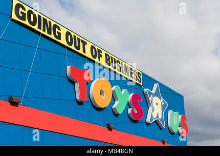 Frederick, Maryland, USA. 5 Apr, 2018. Ein logo Zeichen außerhalb von Toys 'R' Us Store in Frederick, Maryland mit "Out of Business"-Schilder am 5. April 2018. Der spielwarenhändler, der unter einer schweren Schuldenlast gekämpft hat, verkündete seinen Bankrott und Planung aller seiner Märkte im März zu liquidieren. Credit: Kristoffer Tripplaar/Alamy leben Nachrichten Stockfoto