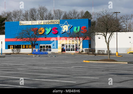 Frederick, Maryland, USA. 5 Apr, 2018. Ein logo Zeichen außerhalb von Toys 'R' Us Store in Frederick, Maryland mit "Out of Business"-Schilder am 5. April 2018. Der spielwarenhändler, der unter einer schweren Schuldenlast gekämpft hat, verkündete seinen Bankrott und Planung aller seiner Märkte im März zu liquidieren. Credit: Kristoffer Tripplaar/Alamy leben Nachrichten Stockfoto