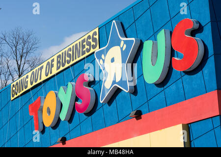 Frederick, Maryland, USA. 5 Apr, 2018. Ein logo Zeichen außerhalb von Toys 'R' Us Store in Frederick, Maryland mit "Out of Business"-Schilder am 5. April 2018. Der spielwarenhändler, der unter einer schweren Schuldenlast gekämpft hat, verkündete seinen Bankrott und Planung aller seiner Märkte im März zu liquidieren. Credit: Kristoffer Tripplaar/Alamy leben Nachrichten Stockfoto