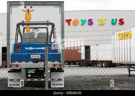 Frederick, Maryland, USA. 5 Apr, 2018. Semi-LKW-Anhängern außerhalb einer Toys 'R' Us distribution center in Frederick, Maryland am 5. April 2018. Der spielwarenhändler, der unter einer schweren Schuldenlast gekämpft hat, verkündete seinen Bankrott und Planung aller seiner Märkte im März zu liquidieren. Credit: Kristoffer Tripplaar/Alamy leben Nachrichten Stockfoto