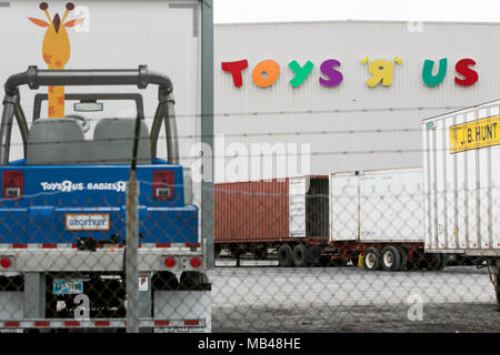 Frederick, Maryland, USA. 5 Apr, 2018. Semi-LKW-Anhängern außerhalb einer Toys 'R' Us distribution center in Frederick, Maryland am 5. April 2018. Der spielwarenhändler, der unter einer schweren Schuldenlast gekämpft hat, verkündete seinen Bankrott und Planung aller seiner Märkte im März zu liquidieren. Credit: Kristoffer Tripplaar/Alamy leben Nachrichten Stockfoto