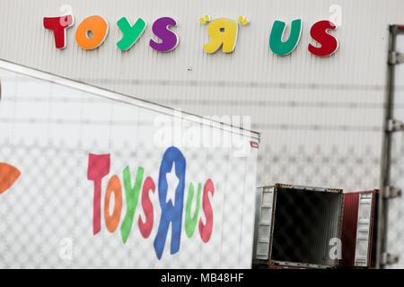 Frederick, Maryland, USA. 5 Apr, 2018. Semi-LKW-Anhängern außerhalb einer Toys 'R' Us distribution center in Frederick, Maryland am 5. April 2018. Der spielwarenhändler, der unter einer schweren Schuldenlast gekämpft hat, verkündete seinen Bankrott und Planung aller seiner Märkte im März zu liquidieren. Credit: Kristoffer Tripplaar/Alamy leben Nachrichten Stockfoto