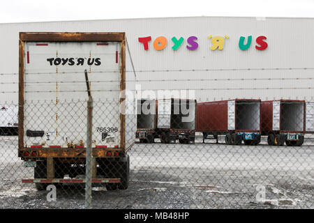 Frederick, Maryland, USA. 5 Apr, 2018. Semi-LKW-Anhängern außerhalb einer Toys 'R' Us distribution center in Frederick, Maryland am 5. April 2018. Der spielwarenhändler, der unter einer schweren Schuldenlast gekämpft hat, verkündete seinen Bankrott und Planung aller seiner Märkte im März zu liquidieren. Credit: Kristoffer Tripplaar/Alamy leben Nachrichten Stockfoto