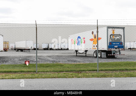 Frederick, Maryland, USA. 5 Apr, 2018. Semi-LKW-Anhängern außerhalb einer Toys 'R' Us distribution center in Frederick, Maryland am 5. April 2018. Der spielwarenhändler, der unter einer schweren Schuldenlast gekämpft hat, verkündete seinen Bankrott und Planung aller seiner Märkte im März zu liquidieren. Credit: Kristoffer Tripplaar/Alamy leben Nachrichten Stockfoto