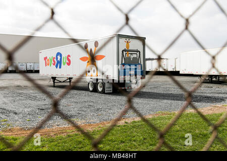 Frederick, Maryland, USA. 5 Apr, 2018. Semi-LKW-Anhängern außerhalb einer Toys 'R' Us distribution center in Frederick, Maryland am 5. April 2018. Der spielwarenhändler, der unter einer schweren Schuldenlast gekämpft hat, verkündete seinen Bankrott und Planung aller seiner Märkte im März zu liquidieren. Credit: Kristoffer Tripplaar/Alamy leben Nachrichten Stockfoto