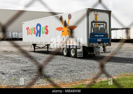 Frederick, Maryland, USA. 5 Apr, 2018. Semi-LKW-Anhängern außerhalb einer Toys 'R' Us distribution center in Frederick, Maryland am 5. April 2018. Der spielwarenhändler, der unter einer schweren Schuldenlast gekämpft hat, verkündete seinen Bankrott und Planung aller seiner Märkte im März zu liquidieren. Credit: Kristoffer Tripplaar/Alamy leben Nachrichten Stockfoto