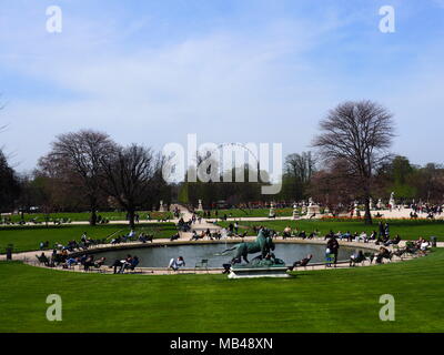 06 April 2018, Frankreich, Paris: Besucher des Jardins des Tuileries, in der Nähe des Louvre. Foto: Christian Böhmer/dpa Stockfoto