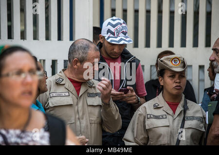 Caracas, Miranda, Venezuela. 6 Apr, 2018. Polizei bewacht den Eingang des Krankenhauses. die Patienten von der Dr JM De Los Rios Children's Hospital Protest außerhalb der Health Center anspruchsvolle medizinische Versorgung und die Anwesenheit der Minister der Gesundheit. Verwandte kündigen Mangel an Arzneimitteln, medizinischer Versorgung und dass aus diesen Gründen viele Kinder haben ihre Behandlungen zu beenden. Credit: Roman Camacho/SOPA Images/ZUMA Draht/Alamy leben Nachrichten Stockfoto