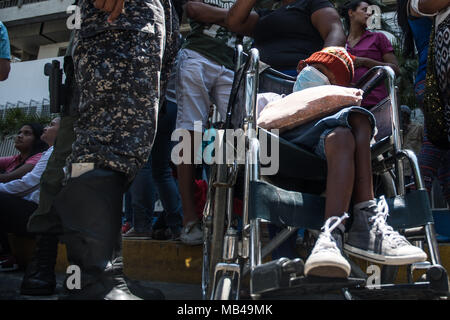 Caracas, Miranda, Venezuela. 6 Apr, 2018. Ein Kind auf seinem Rollstuhl während der Vorführung gesehen. Patienten aus der Dr JM De Los Rios Children's Hospital Protest außerhalb der Health Center anspruchsvolle medizinische Versorgung und die Anwesenheit der Minister der Gesundheit. Verwandte kündigen Mangel an Arzneimitteln, medizinischer Versorgung und dass aus diesen Gründen viele Kinder haben ihre Behandlungen zu beenden. Credit: Roman Camacho/SOPA Images/ZUMA Draht/Alamy leben Nachrichten Stockfoto