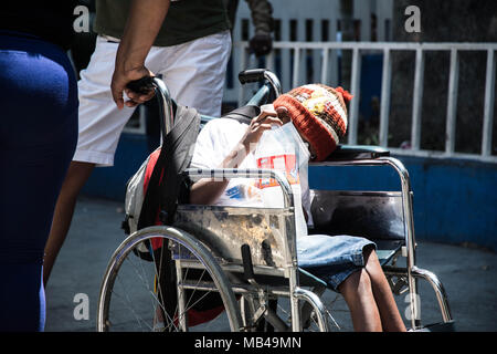 Caracas, Miranda, Venezuela. 6 Apr, 2018. Ein Kind auf seinem Rollstuhl während der Vorführung gesehen. Patienten aus der Dr JM De Los Rios Children's Hospital Protest außerhalb der Health Center anspruchsvolle medizinische Versorgung und die Anwesenheit der Minister der Gesundheit. Verwandte kündigen Mangel an Arzneimitteln, medizinischer Versorgung und dass aus diesen Gründen viele Kinder haben ihre Behandlungen zu beenden. Credit: Roman Camacho/SOPA Images/ZUMA Draht/Alamy leben Nachrichten Stockfoto