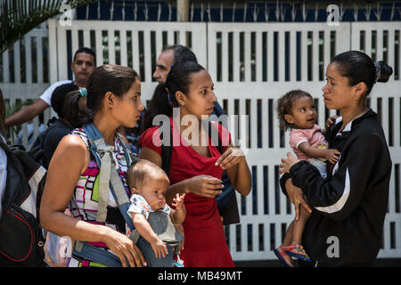 Caracas, Miranda, Venezuela. 6 Apr, 2018. Eltern mit ihren Kindern während der Vorführung gesehen. Patienten von der Dr JM De Los Rios Children's Hospital Protest außerhalb der Health Center anspruchsvolle medizinische Versorgung und die Anwesenheit der Minister der Gesundheit. Verwandte kündigen Mangel an Arzneimitteln, medizinischer Versorgung und dass aus diesen Gründen viele Kinder haben ihre Behandlungen zu beenden. Credit: Roman Camacho/SOPA Images/ZUMA Draht/Alamy leben Nachrichten Stockfoto