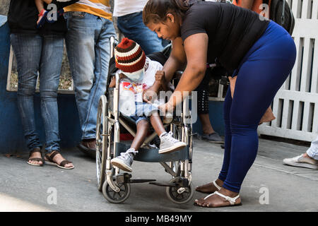 Caracas, Miranda, Venezuela. 6 Apr, 2018. Ein Kind auf seinem Rollstuhl während der Vorführung gesehen. Patienten aus der Dr JM De Los Rios Children's Hospital Protest außerhalb der Health Center anspruchsvolle medizinische Versorgung und die Anwesenheit der Minister der Gesundheit. Verwandte kündigen Mangel an Arzneimitteln, medizinischer Versorgung und dass aus diesen Gründen viele Kinder haben ihre Behandlungen zu beenden. Credit: Roman Camacho/SOPA Images/ZUMA Draht/Alamy leben Nachrichten Stockfoto