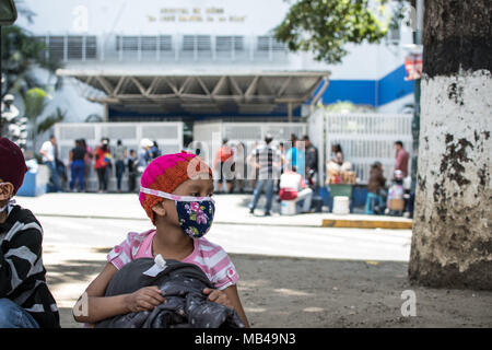 Caracas, Miranda, Venezuela. 6 Apr, 2018. Ein krankes Kind bei der Vorführung gesehen. Patienten von der Dr JM De Los Rios Children's Hospital Protest außerhalb der Health Center anspruchsvolle medizinische Versorgung und die Anwesenheit der Minister der Gesundheit. Verwandte kündigen Mangel an Arzneimitteln, medizinischer Versorgung und dass aus diesen Gründen viele Kinder haben ihre Behandlungen zu beenden. Credit: Roman Camacho/SOPA Images/ZUMA Draht/Alamy leben Nachrichten Stockfoto