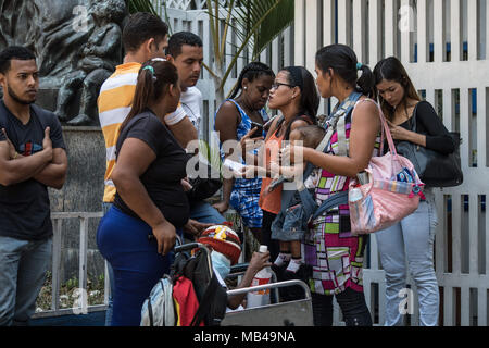 Caracas, Miranda, Venezuela. 6 Apr, 2018. Patienten aus der Dr JM De Los Rios Children's Hospital Protest außerhalb der Health Center anspruchsvolle medizinische Versorgung und die Anwesenheit der Minister der Gesundheit. Verwandte kündigen Mangel an Arzneimitteln, medizinischer Versorgung und dass aus diesen Gründen viele Kinder haben ihre Behandlungen zu beenden. Credit: Roman Camacho/SOPA Images/ZUMA Draht/Alamy leben Nachrichten Stockfoto