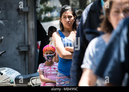 Caracas, Miranda, Venezuela. 6 Apr, 2018. Patienten aus der Dr JM De Los Rios Children's Hospital Protest außerhalb der Health Center anspruchsvolle medizinische Versorgung und die Anwesenheit der Minister der Gesundheit. Verwandte kündigen Mangel an Arzneimitteln, medizinischer Versorgung und dass aus diesen Gründen viele Kinder haben ihre Behandlungen zu beenden. Credit: Roman Camacho/SOPA Images/ZUMA Draht/Alamy leben Nachrichten Stockfoto