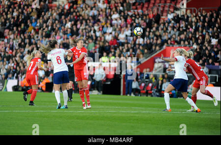 St. Mary's Stadium, Southampton, UK. 6 Apr, 2018. Steph Houghton von England Herausforderungen für die Kugel während der FIFA Frauen-WM-Qualifikationsspiel zwischen England und Wales, bei St. Mary's Stadium. © David Rebhuhn/Alamy leben Nachrichten Stockfoto