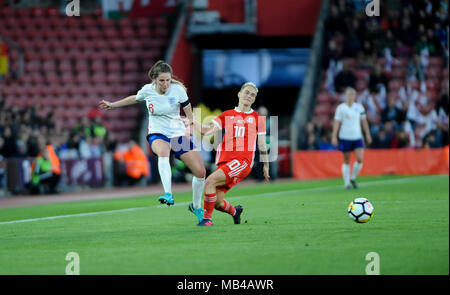 St. Mary's Stadium, Southampton, UK. 6 Apr, 2018. Abbie McManus von England und Jessica Fishlock von Wales während der FIFA Frauen-WM-Qualifikationsspiel zwischen England und Wales, bei St. Mary's Stadium. © David Rebhuhn/Alamy leben Nachrichten Stockfoto