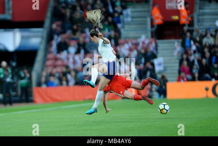 St. Mary's Stadium, Southampton, UK. 6 Apr, 2018. Abbie McManus von England ist von Rachel Rowe von Wales während der FIFA Frauen-WM-Qualifikationsspiel zwischen England und Wales herausgefordert, bei St. Mary's Stadium. © David Rebhuhn/Alamy leben Nachrichten Stockfoto