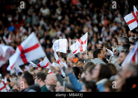 St. Mary's Stadium, Southampton, UK. 6 Apr, 2018.: Eine beeindruckende 25.000 plus die Masse die FIFA Frauen-WM-Qualifikationsspiel zwischen England und Wales watch, bei St. Mary's Stadium. © David Rebhuhn/Alamy leben Nachrichten Stockfoto