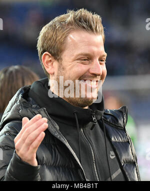 06 April 2018, Deutschland, Hannover, Fussball, Bundesliga, 29.Spieltag, Hannover 96 vs Werder Bremen in der HDI-Arena: Werder Bremen trainer Florian Kohfeldt lächelt. Foto: Peter Steffen/dpa - WICHTIGER HINWEIS: Aufgrund der Akkreditierungsbestimmungen der DFL ist Sterben Publikation und Weiterverwertung im Internet und in Online-Medien 5/6 des Spiels in insgesamt fünfzehn Bilder pro Spiel begrenzt. Stockfoto