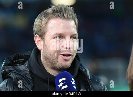 06 April 2018, Deutschland, Hannover, Fussball, Bundesliga, 29.Spieltag, Hannover 96 vs Werder Bremen in der HDI-Arena: Werder Bremen trainer Florian Kohfeldt spricht mit der Presse vor dem Spiel.= Foto: Peter Steffen/dpa - WICHTIGER HINWEIS: Aufgrund der Akkreditierungsbestimmungen der DFL ist Sterben Publikation und Weiterverwertung im Internet und in Online-Medien 5/6 des Spiels in insgesamt fünfzehn Bilder pro Spiel begrenzt. Stockfoto