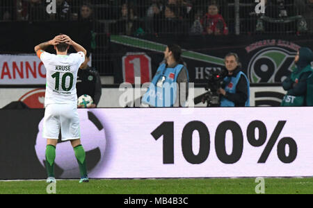 06 April 2018, Deutschland, Hannover, Fussball, Bundesliga, 29.Spieltag, Hannover 96 vs Werder Bremen in der HDI-Arena: Werder Bremen Max Kruse vermisst ein Ziel Gelegenheit. Foto: Peter Steffen/dpa - WICHTIGER HINWEIS: Aufgrund der Akkreditierungsbestimmungen der DFL ist Sterben Publikation und Weiterverwertung im Internet und in Online-Medien 5/6 des Spiels in insgesamt fünfzehn Bilder pro Spiel begrenzt. Stockfoto
