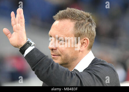 06 April 2018, Deutschland, Hannover, Fussball, Bundesliga, 29.Spieltag, Hannover 96 vs Werder Bremen in der HDI-Arena: der Hannover trainer Andre Breitenreiter Wellen vor dem Spiel. Foto: Peter Steffen/dpa - WICHTIGER HINWEIS: Aufgrund der Akkreditierungsbestimmungen der DFL ist Sterben Publikation und Weiterverwertung im Internet und in Online-Medien 5/6 des Spiels in insgesamt fünfzehn Bilder pro Spiel begrenzt. Stockfoto