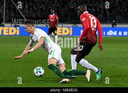 06 April 2018, Deutschland, Hannover, Fussball, Bundesliga, 29.Spieltag, Hannover 96 vs Werder Bremen in der HDI-Arena: der Hannover Ihlas Bebou (R) und Werder Bremen Marco Friedl in Aktion. Foto: Peter Steffen/dpa - WICHTIGER HINWEIS: Aufgrund der Akkreditierungsbestimmungen der DFL ist Sterben Publikation und Weiterverwertung im Internet und in Online-Medien 5/6 des Spiels in insgesamt fünfzehn Bilder pro Spiel begrenzt. Stockfoto