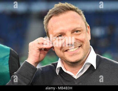 06 April 2018, Deutschland, Hannover, Fussball, Bundesliga, 29.Spieltag, Hannover 96 vs Werder Bremen in der HDI-Arena: der Hannover trainer Andre Breitenreiter lächelt. Foto: Peter Steffen/dpa - WICHTIGER HINWEIS: Aufgrund der Akkreditierungsbestimmungen der DFL ist Sterben Publikation und Weiterverwertung im Internet und in Online-Medien 5/6 des Spiels in insgesamt fünfzehn Bilder pro Spiel begrenzt. Stockfoto