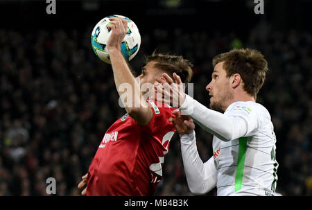 06 April 2018, Deutschland, Hannover, Fussball, Bundesliga, 29.Spieltag, Hannover 96 vs Werder Bremen in der HDI-Arena: der Hannover Niclas Fuellkrug (L) und Werder Bremen Sebastian Langkamp in Aktion. Foto: Peter Steffen/dpa - WICHTIGER HINWEIS: Aufgrund der Akkreditierungsbestimmungen der DFL ist Sterben Publikation und Weiterverwertung im Internet und in Online-Medien 5/6 des Spiels in insgesamt fünfzehn Bilder pro Spiel begrenzt. Stockfoto