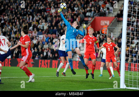 6. April 2018, die St. Mary's Stadium, Southampton, England: Laura O'Sullivan von Wales Schlägen den Ball bei der FIFA Frauen-WM-Qualifikationsspiel zwischen England und Wales, bei St. Mary's Stadium. © David Rebhuhn/Alamy leben Nachrichten Stockfoto