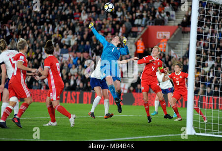 St. Mary's Stadium, Southampton, UK. 6 Apr, 2018. Laura O'Sullivan von Wales versucht, den Ball bei der FIFA Frauen-WM-Qualifikationsspiel zwischen England und Wales zu löschen, bei St. Mary's Stadium. © David Rebhuhn/Alamy leben Nachrichten Stockfoto