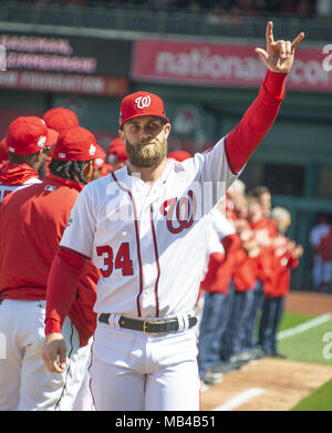 Washington, District of Columbia, USA. 5 Apr, 2018. Washington Angehörigen rechter Feldspieler Bryce Harper (34) ist vor dem Spiel gegen die New York Mets am Nationals Park in Washington, DC am Donnerstag, 5. April 2018. Credit eingeführt: Ron Sachs/CNP. Credit: Ron Sachs/CNP/ZUMA Draht/Alamy leben Nachrichten Stockfoto