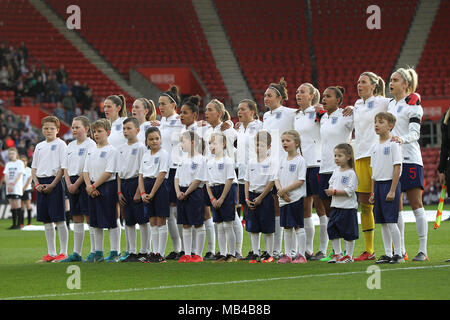 Southampton, Großbritannien. 6 Apr, 2018. England Line up vor der FIFA WM 2019 Qualifikation Gruppe 1 Spiel zwischen England und Wales Frauen Frauen an der St. Mary's Stadium am 6. April 2018 in Southampton, England. (Foto von Matt Bradshaw/phcimages.com) Credit: PHC Images/Alamy leben Nachrichten Stockfoto