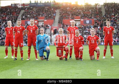 Southampton, Großbritannien. 6 Apr, 2018. Wales Line up vor der FIFA WM 2019 Qualifikation Gruppe 1 Spiel zwischen England und Wales Frauen Frauen an der St. Mary's Stadium am 6. April 2018 in Southampton, England. (Foto von Matt Bradshaw/phcimages.com) Credit: PHC Images/Alamy leben Nachrichten Stockfoto