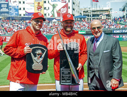 April 5, 2018 - Washington, District of Columbia, Vereinigte Staaten von Amerika - Washington Nationals Krug Max Scherzer (31), linke, hält die 2017 Cy Young Award; Washington Nationals zweiter Basisspieler Daniel Murphy (20), Mitte, hält seine 2017 Silver Slugger Award, wie sie für ein Foto mit Mike Rizzo, General Manager und Präsident von baseball Operationen der Washington Nationals darstellen, vor dem Spiel gegen die New York Mets am Nationals Park in Washington, D.C. am Donnerstag, 5. April 2018. Das Mets gewann das Spiel 8-2.. Credit: Ron Sachs/CNP. (Bild: © Ron Sachs/CNP über ZUMA W Stockfoto