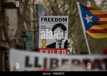 Barcelona, Katalonien, Spanien. 6. April 2018. April 6, 2018 - Barcelona, Katalonien, Spanien - In Barcelona Straßen, Menschen, die für die Freilassung der Inhaftierten katalanischen Führer tragen Banner von Carles Puigdemont. Ein deutsches Gericht hat ehemalige katalanische Präsident Carles Puigdemont auf Kaution freigelassen und lehnte die Abgabe der Rebellion. Puigdemont fordert die "sofortige Freilassung aller inhaftierten Katalanischen Führer als er Neumünster Gefängnis verlassen. Credit: Jordi Boixareu/Alamy leben Nachrichten Stockfoto