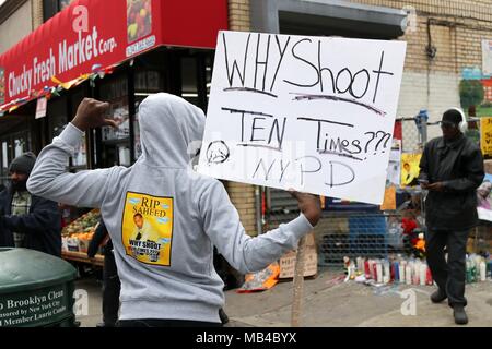 Brooklyn, New York, USA. 6. Apr, 2018. Eine wachsende Bürgersteig Memorial von Freunden und Nachbarn von saheed Vassell, eine Mentalität krank, Crown Heights, Brooklynman, die NYPD officers am Mittwoch getötet wurde weiterhin Trauernde am Ort seiner Ermordung zu zeichnen, mit Bereich - Bewohner anhalten, um ihren Respekt und Bedenken über die anhaltenden Töten von unbewaffneten schwarzen Männer in den USA bezahlen durch Polizeibeamte. © 2018 G. Ronald Lopez/DigiPixsAgain. us/Alamy Live Neue Stockfoto